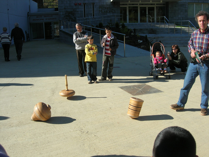 Fent ballar les Baldufes Gegants de l'Associació